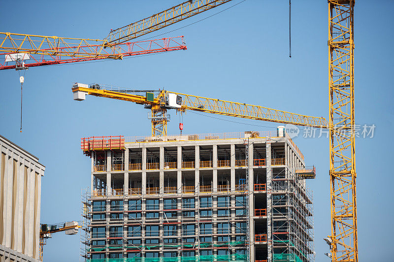 起重机站在新摩天大楼的建筑工地上，德国，欧洲