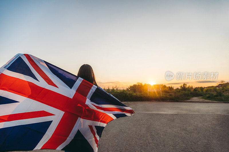 在户外挥舞英国国旗的妇女