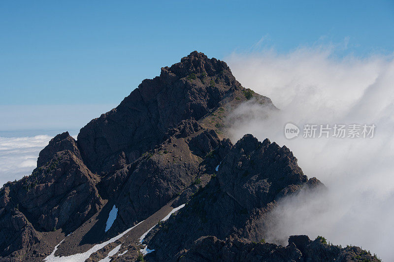 云海之上的山峰