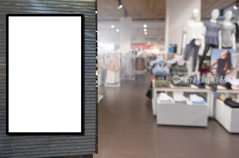 空白展板或广告灯箱为您的短信或媒体内容以模糊形象流行女性时尚服装店展示在商场、商业、营销理念