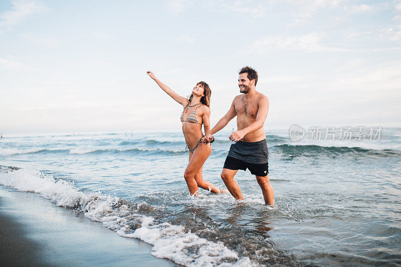 年轻夫妇在海边玩