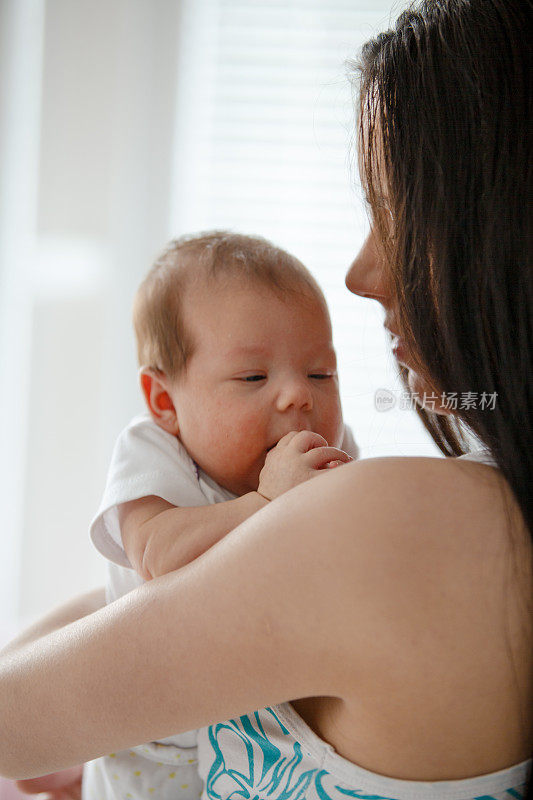 中年妇女抱着刚出生的女儿