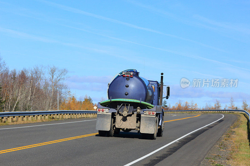 在高速公路上行驶的化粪车