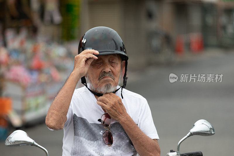 日本老人喜欢骑摩托车