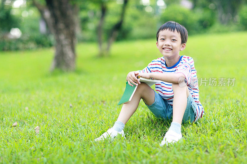 小男孩在看书