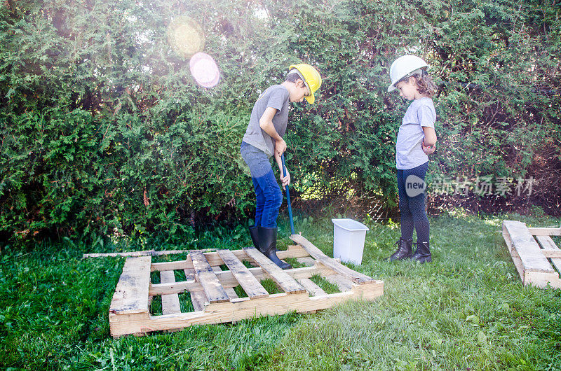 两个孩子在玩木托盘