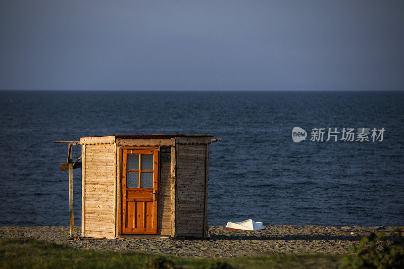 海滩上寂寞的小屋