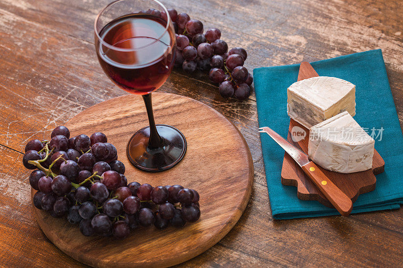 蓝奶酪片配新鲜葡萄和一杯红酒