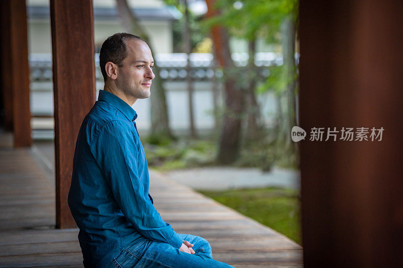 白种人在寺庙花园里休息