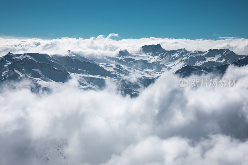 雪山上流下来