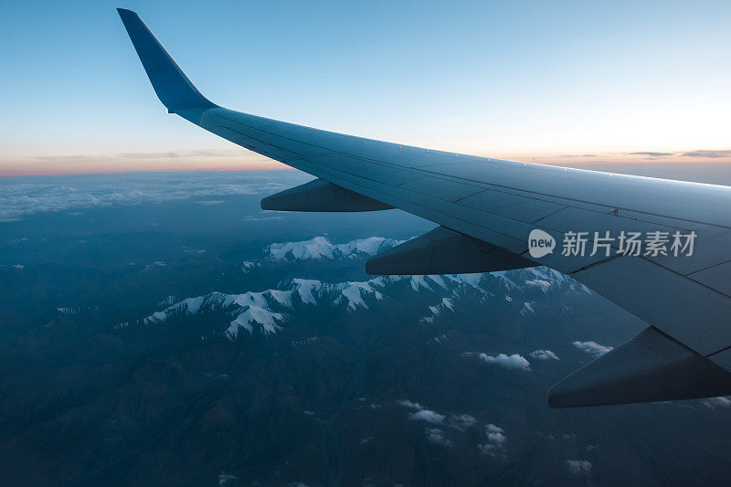 透过飞机窗户看雪山