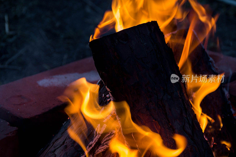 火焰。火。燃烧着的木头带着火花，燃烧着的火焰。