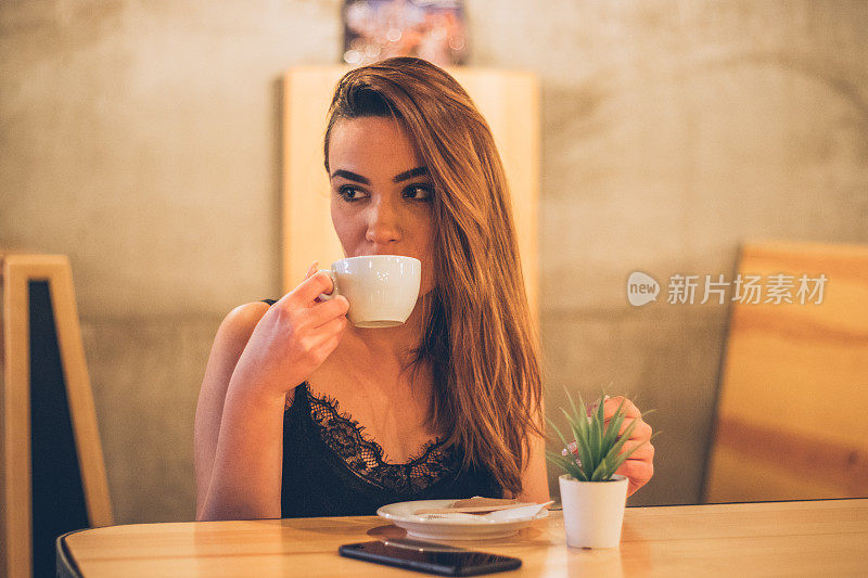 在咖啡馆喝咖啡的漂亮女人