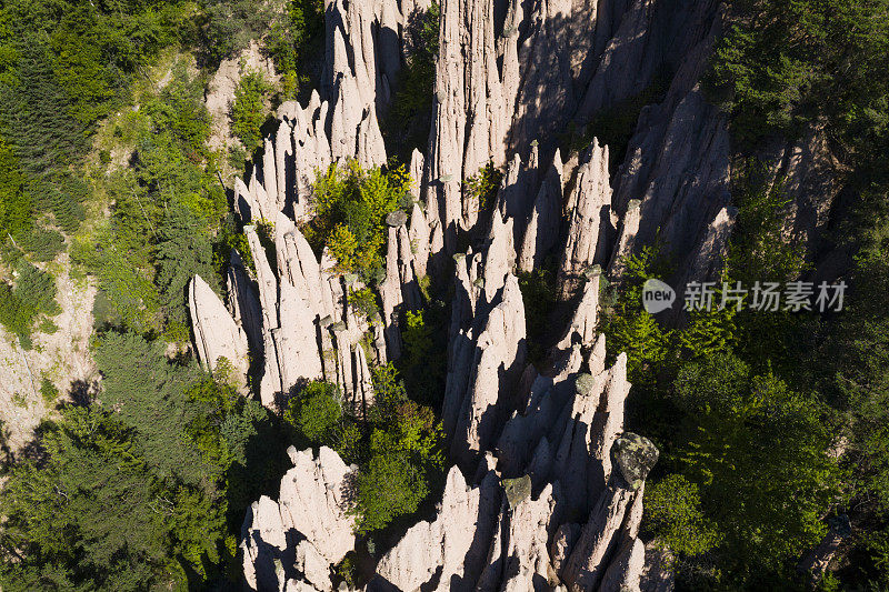 鸟瞰图的地球金字塔雷纳在南泰洛与白云石阿尔卑斯山