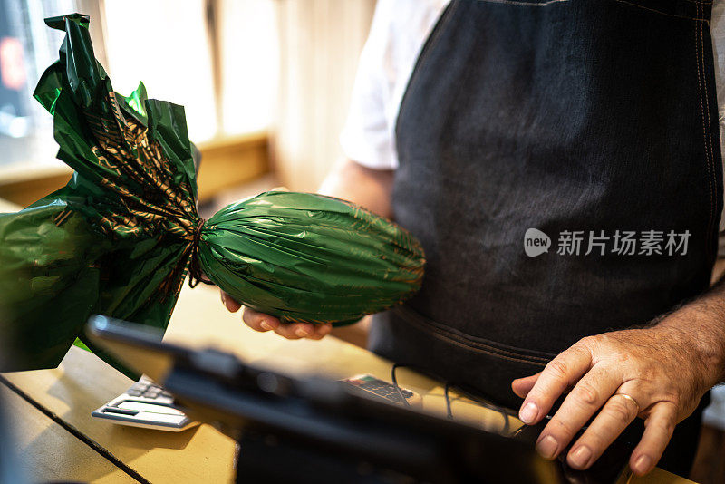 店主拿着复活节彩蛋结账