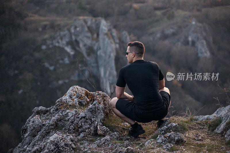 年轻强壮的男子在山后奔跑