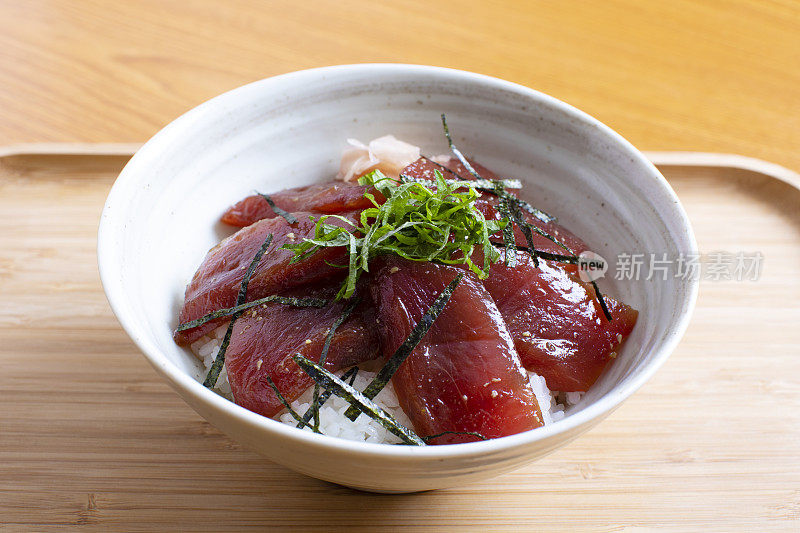 金枪鱼泡饭是一道典型的日本菜。寿司饭我们在上面放金枪鱼生鱼片酱油