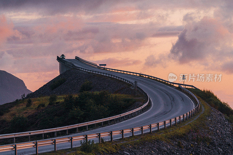 日落时分，一辆汽车经过大西洋公路