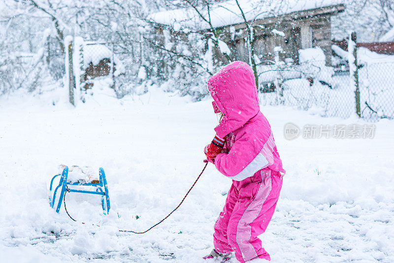 小女孩在雪地上玩耍