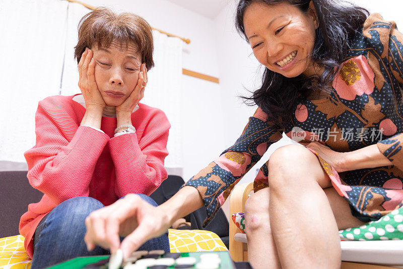 妈妈和女儿在玩棋盘游戏