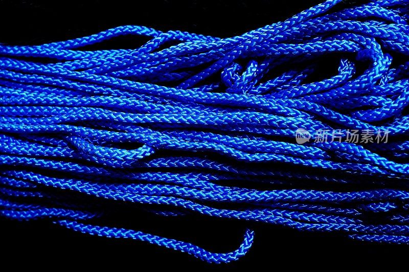 闭合的蓝色绳子。