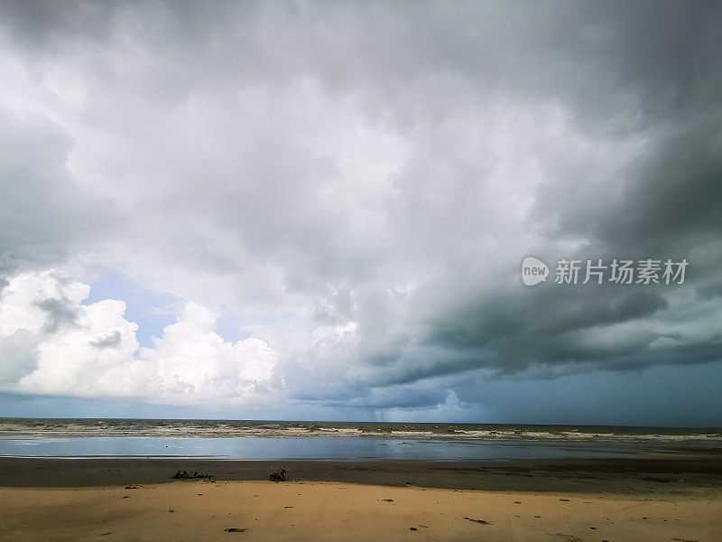 海滩:马来西亚彭亨关丹的季风季节