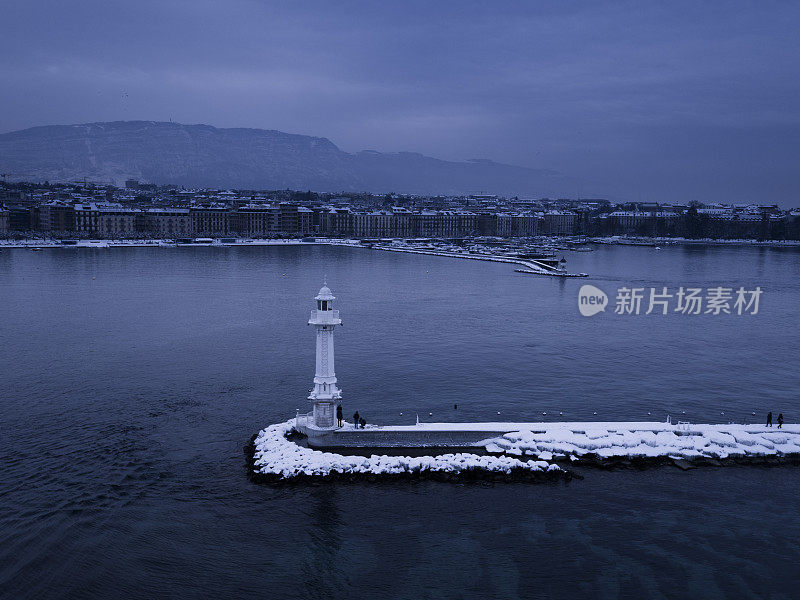 雪后的日内瓦湖畔美景