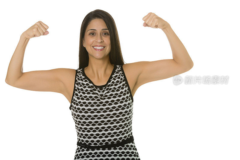半身像的照片，一个西班牙女商人展示她的肌肉显示她的力量。孤立在白色