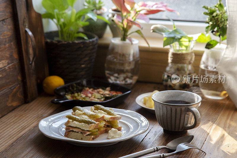 自制早餐:三文鱼和泡菜三明治