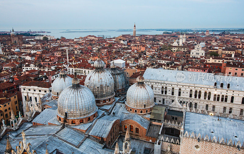 美丽的超广角鸟瞰意大利威尼斯，海港，岛屿，天际线和城市之外的风景，从圣马克康帕尼勒的观察塔上看到