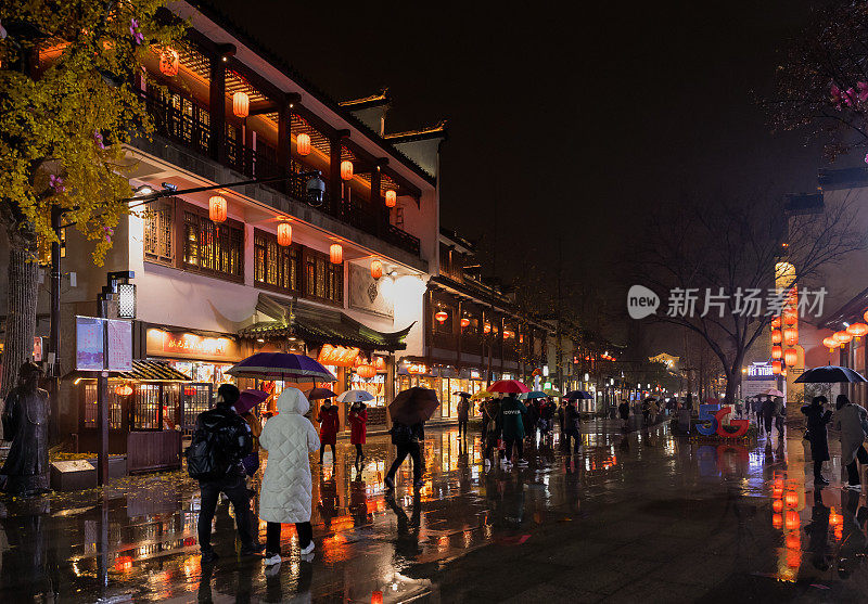 江南科举馆附近的公园步行街在雨夜游人众多