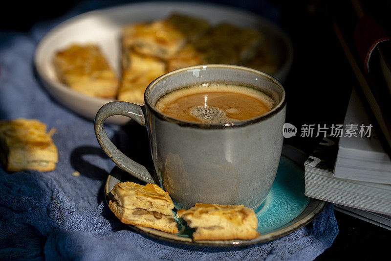 咖啡休息时，自制的蜂蜜玉米片和坚果饼干