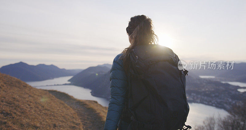 女性徒步旅行者在湖泊和欧洲阿尔卑斯山上行走