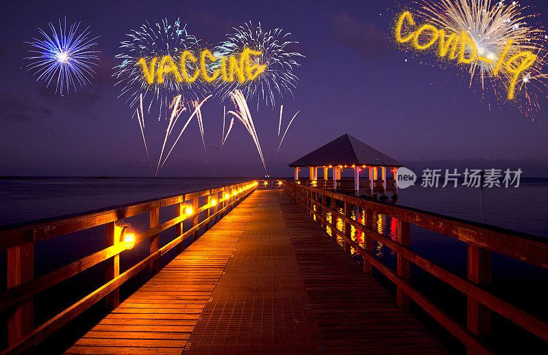 在美国佛罗里达州的码头上，为Covid-19疫苗燃放烟花庆祝