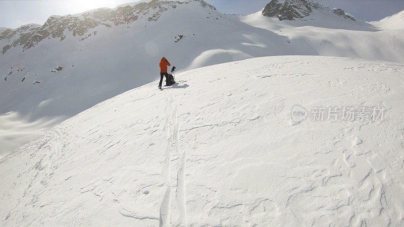 女野外滑雪者准备上山