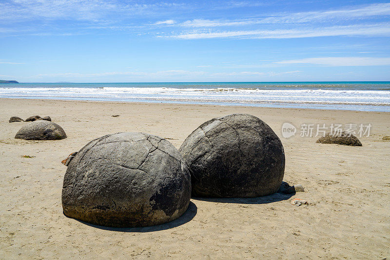 新西兰南岛奥塔哥Koekohe海滩退潮时的莫尔基巨石