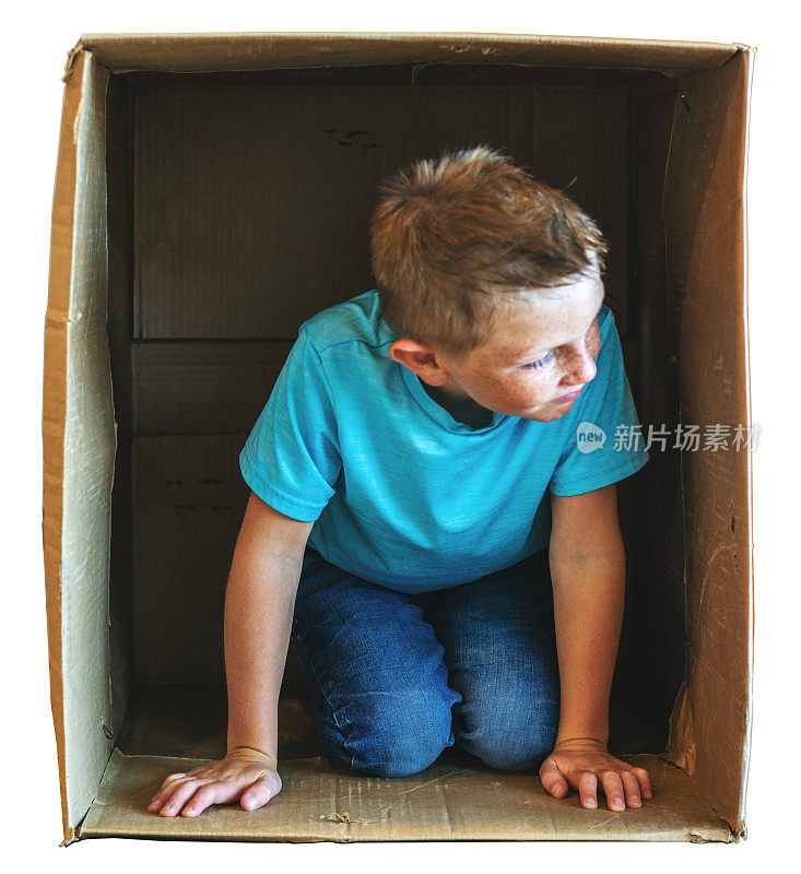 男孩期待自由儿童限制系列涉及纸箱有关的避难所在疾病危机