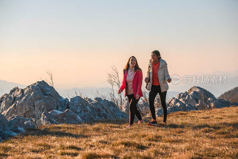 徒步登山的白人和印度女性