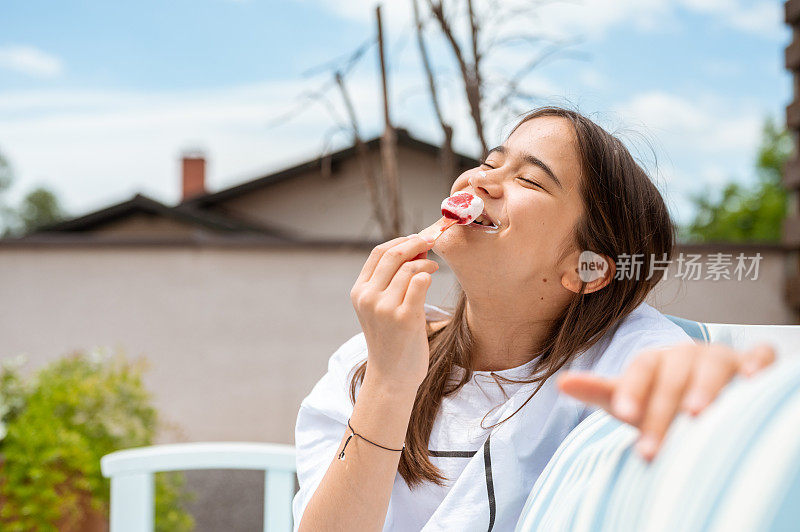 一个小女孩拿着冰淇淋棒的肖像