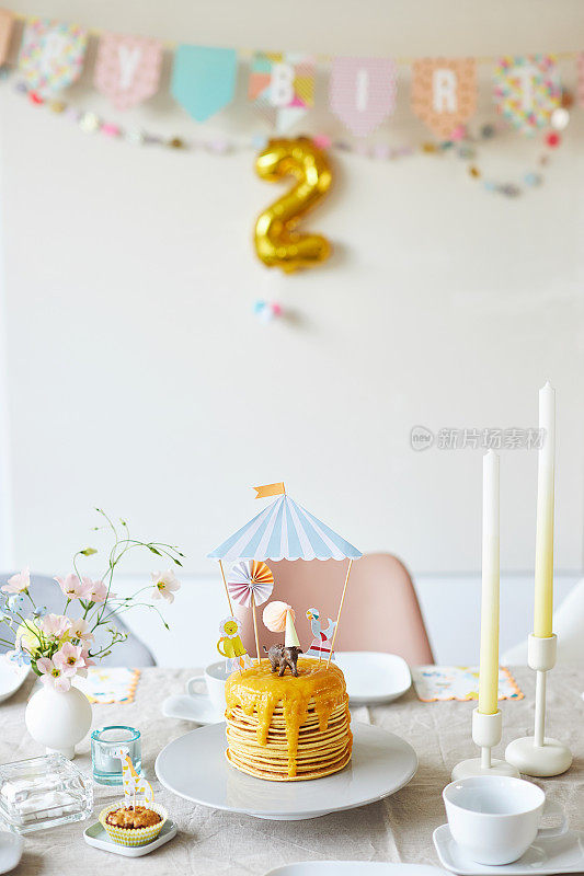 一个现代和新鲜的餐桌装饰与马戏团和动物的主题为儿童的生日派对