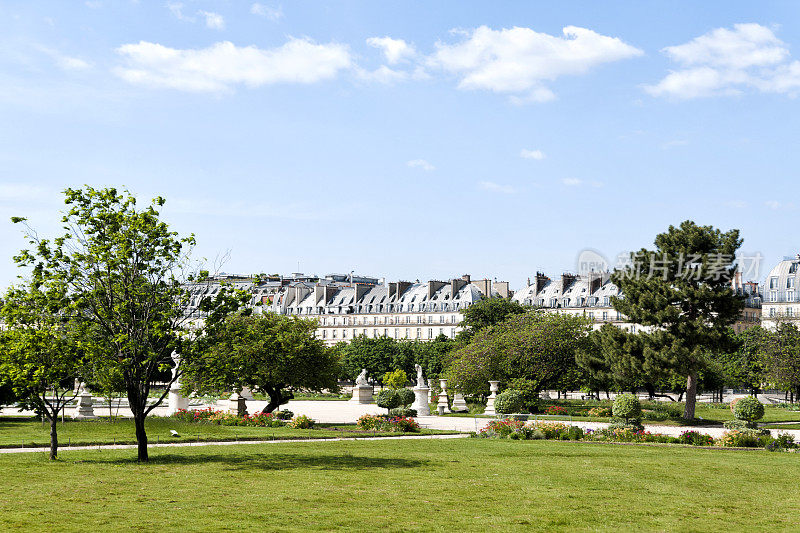 卢浮宫附近的杜伊勒里花园，在欧洲冠状病毒疫情期间关闭并清空。
