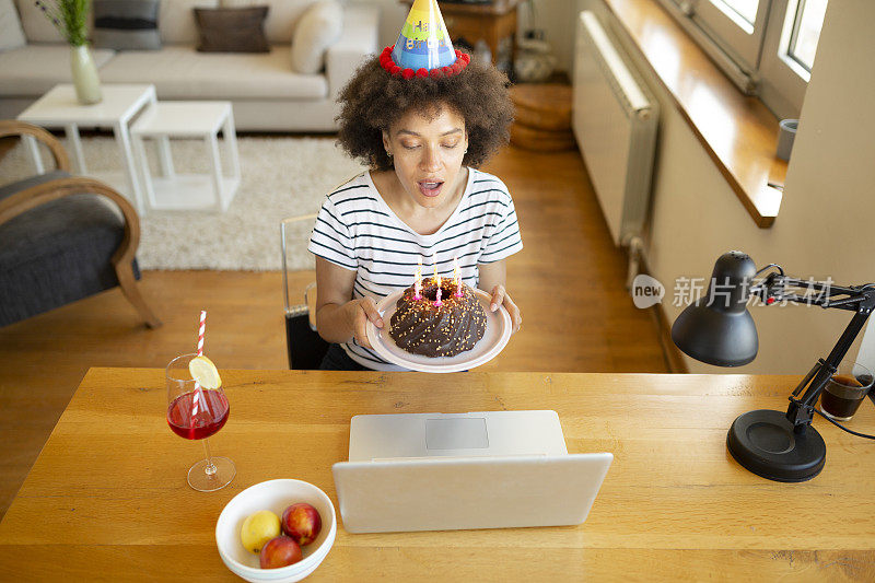 一个美丽的年轻非洲裔美国妇女有一个生日的高角度视图