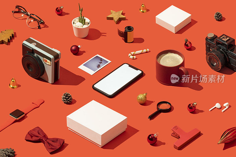 圣诞礼物，购物平躺与智能手机模型，模板在红色的背景