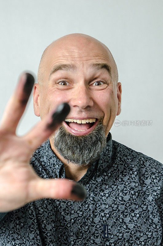 一个下巴上染黑胡须的秃顶男人的肖像