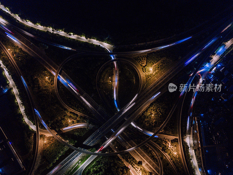 天桥和城市交通夜间鸟瞰图