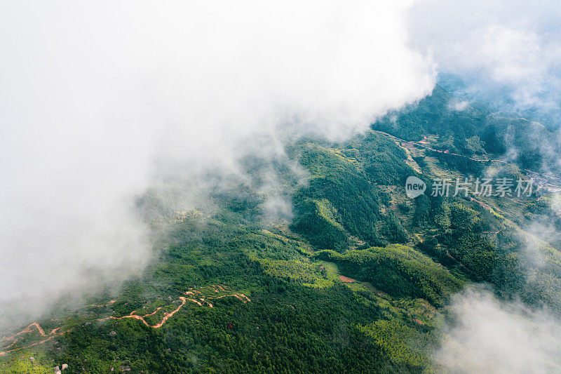 风力发电大面积分布在山区