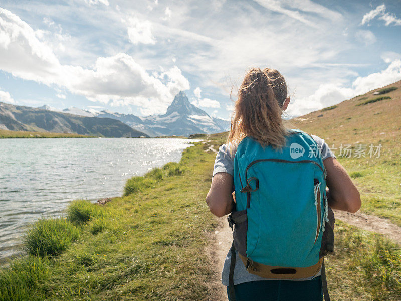 在瑞士阿尔卑斯山徒步旅行的女人