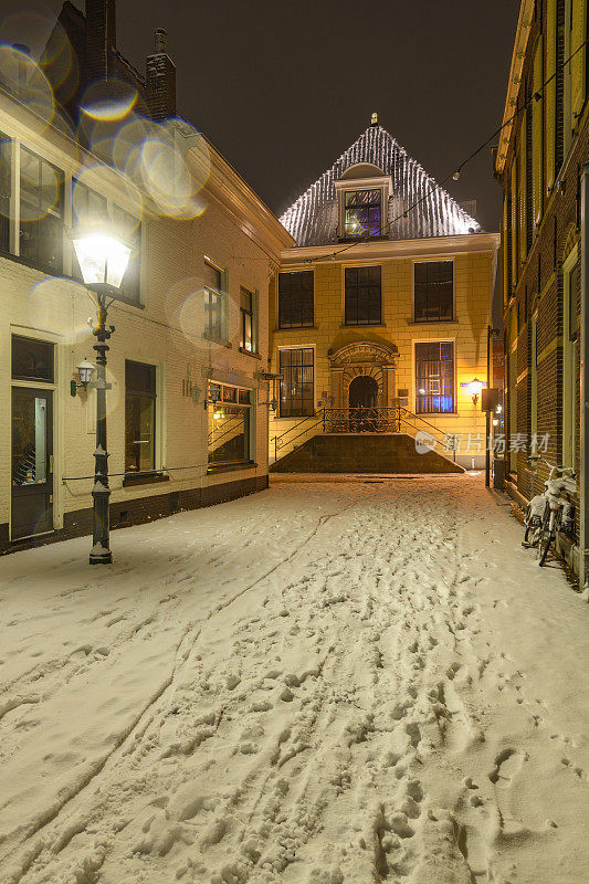 冬季夜晚的街景在汉萨同盟城市坎彭在Overijssel，荷兰