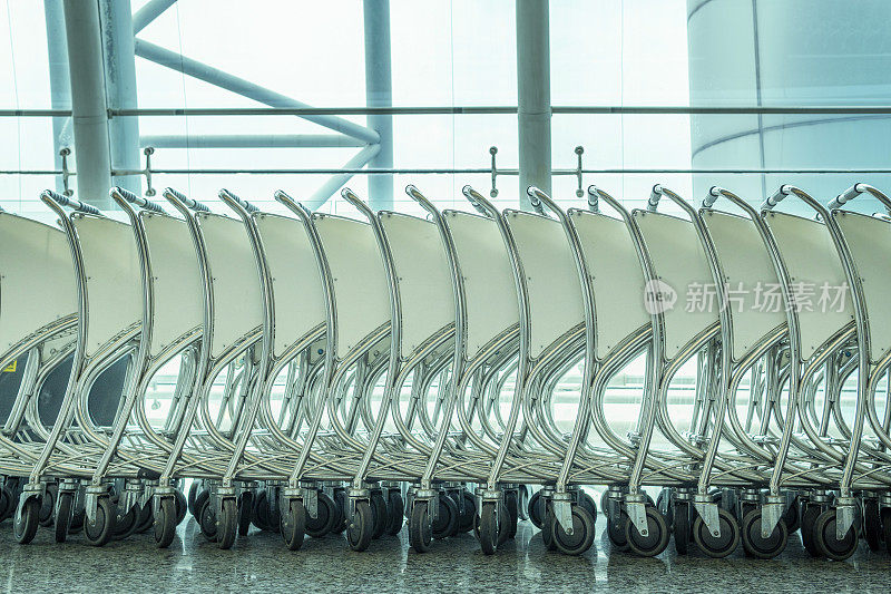 一排排的机场行李手推车