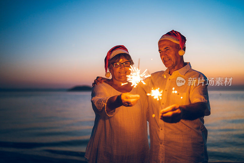 一对成熟的情侣在海滩上庆祝圣诞节